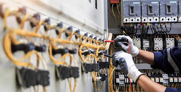 Professional Electrician technician working in Pleasantville, IA